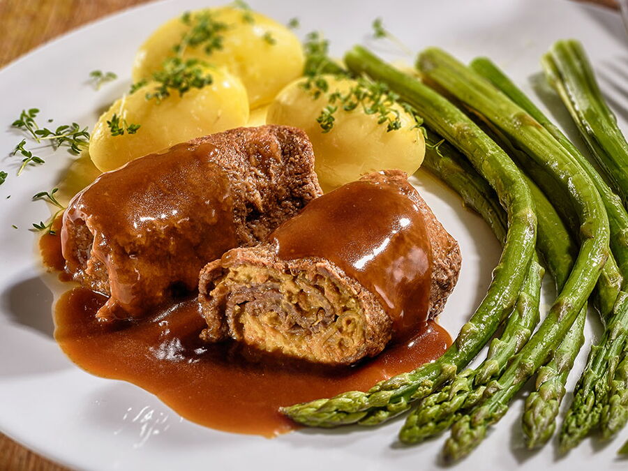 Rinder-Roulade in Soße mit Kartoffeln und grünem Spargel
