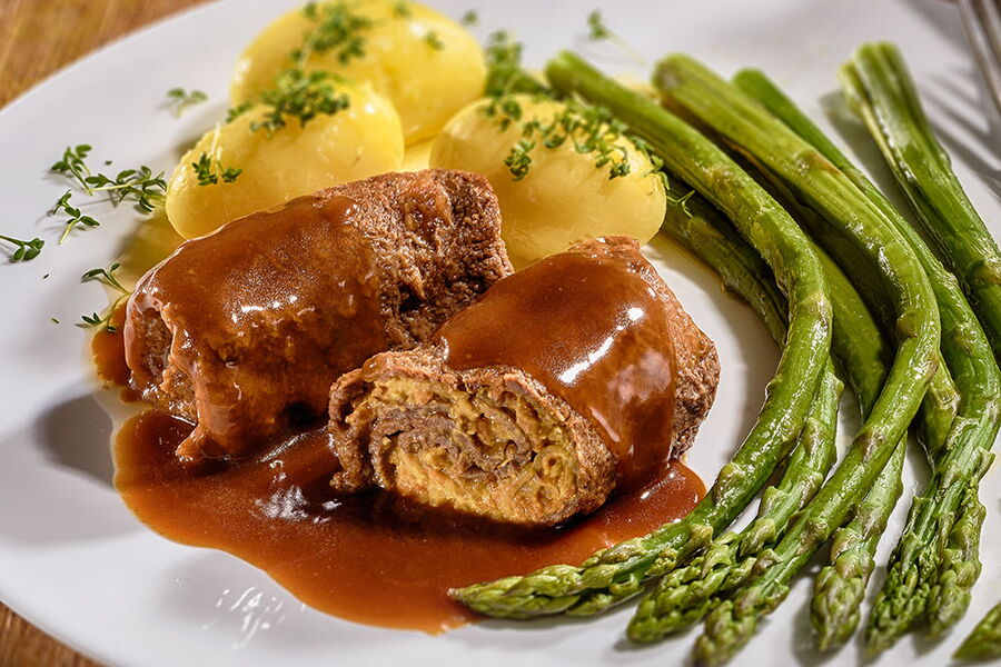 Rinder-Roulade in Soße mit Kartoffeln und grünem Spargel