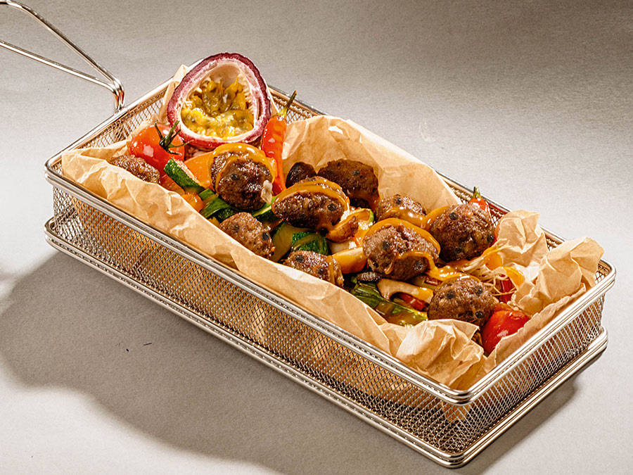 Linsen-Rindfleischbällchen im Metallkörbchen