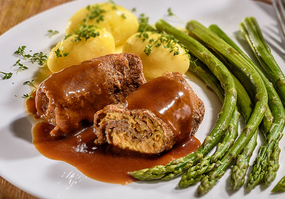 Rinder-Roulade in Soße mit Kartoffeln und grünem Spargel