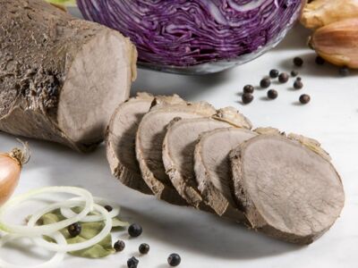 Sauerbraten, flüssig gewürzt, gegart im Fond