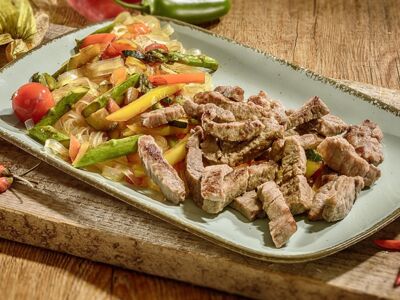 Rindfleischstreifen, flüssig gewürzt, ca. 45 x 15 x 10 mm,