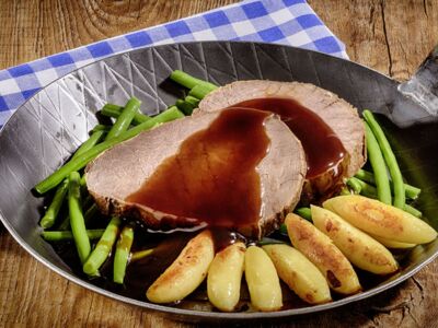 Rinderbraten, flüssig gewürzt, gegart, geschnitten, glasiert,